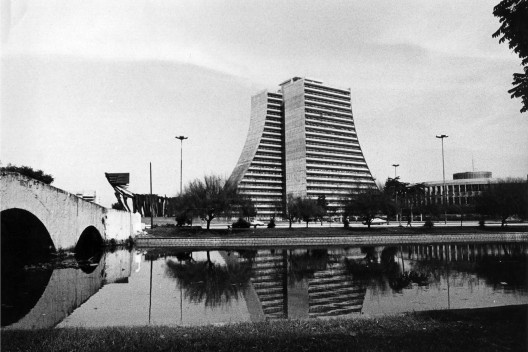 Centro Administrativo do Estado, Charles Renè Hugaud, Ivânio Fonseca, Luis Carlos Macchi e Cairo Albuquerque da Silva, década de 1970<br />Foto Cairo A. da Silva 