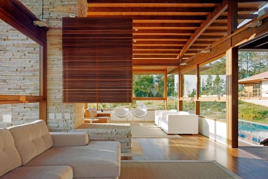 Casa Bandeira de Mello, Itu SP, 2003. Arquiteto Mauro Munhoz. Projeto construído com madeira certificada.<br />Foto Nelson kon 