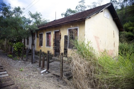Patrimônio ferroviário, casa edificada em 1950 pela Estrada de Ferro Central do Brasil, depois Rede Ferroviária Federal S.A, atualmente extinta. Em estado precário de conservação<br />Foto Fábio Lima 