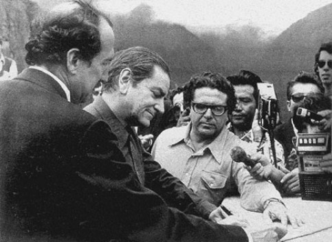Bruno Zevi assina a Carta de Machu Picchu, em 1977 [Fondazione Bruno Zevi]