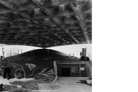Pavilhão do Brasil na Expo 70, Osaka, 1970<br />foto Fujita Architects Office  [PIÑON, Helio. Paulo Mendes da Rocha. São Paulo: Romano Guerra Editora, 2002.]