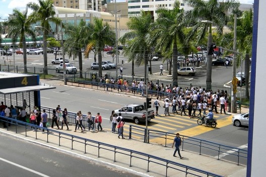 A relação conflituosa entre pedestres e automóveis na região<br />Foto Robert Soares 