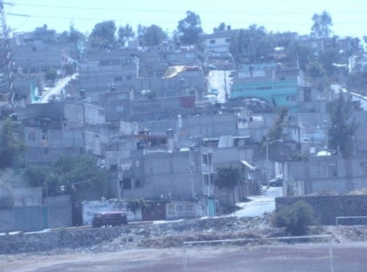 La urbe cosmopolita se esfuerza por decrecer, y encontrar un punto de equilibrio entre lo que “nos dicen” que es la arquitectura, y la imagen urbana resultante de la necesidad de “pertenencia y arraigo” de la población<br />Foto Humberto González Ortiz 