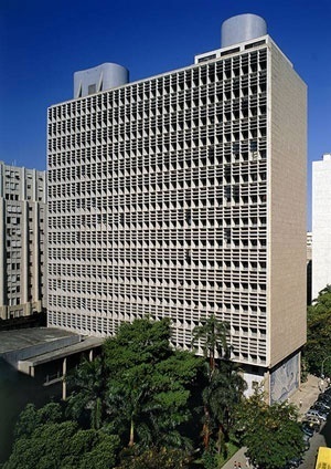 Ministério da Educação e Saúde, Rio de Janeiro RJ. Lúcio Costa, Jorge Machado Moreira, Ernani Vasconcellos, Affonso Eduardo Reidy, Carlos Leão e Oscar Niemeyer, 1939/45<br />Foto Nelson Kon 