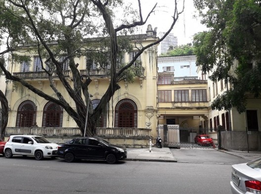 Fachada do prédio anexo e passadiço de ligação com o prédio principal da Casa do Estudante Universitário no Rio de Janeiro<br />Foto Cristiane Suzuki, 2019 