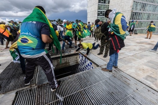 Invasão do Palácio do Congresso pelas grelhas de ventilação do Salão Verde<br />Foto Gabriela Biló  [Folhapress]