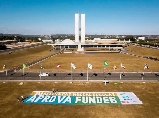 Faixa de apoio ao Fundeb diante do Congresso Nacional<br />Foto divulgação  [Mídia Ninja]