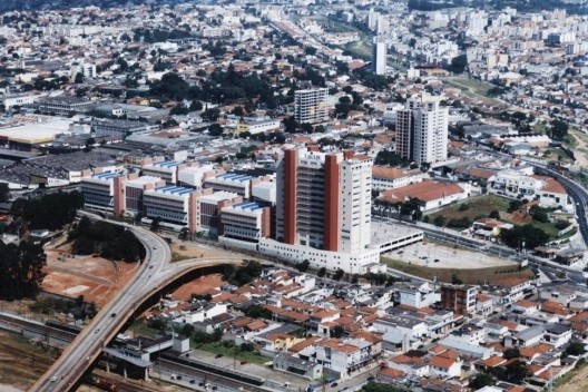 Universidade Uni ABC. Fachada voltada para o viaduto sobre a linha férrea, ligando-a à Avenida dos Estados [Acervo da autora, 2003]