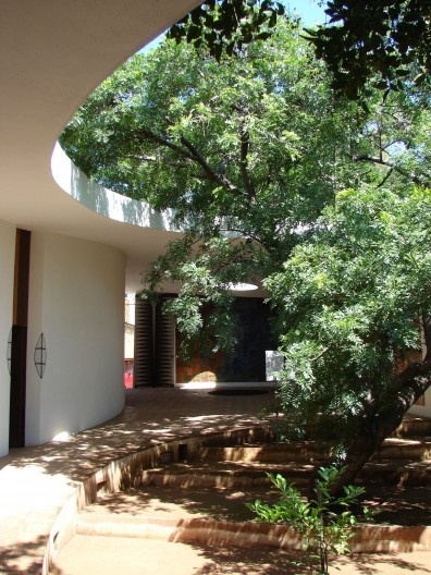 Biblioteca Infantil de Oaxaca, detalle de ‘recovecos’ en las losas de hormigón para respetar la vegetación existente, arquitecto Juan José Santibáñez García<br />Foto Humberto González Ortiz 