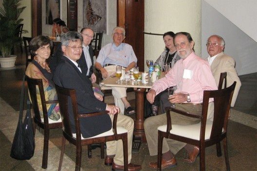 Da extrema esquerda, em sentido horário, Maria Cecília Londres, Nestor Goulart Reis Filho, Liberal de Castro, Suzana Cruz Sampaio (falecida), Roque Laraia, Sabino Machado Barroso e Victor Hugo Mori, membros do Conselho Consultivo do Iphan, Salvador, 2008<br />Foto divulgação 