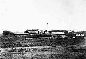 Vista dos fundos da fábrica, antes de 1953, sem curtume à esquerda.  [arquivo da família]
