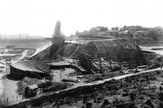 Estádio e complexo poliesportivo do Pacaembu, construção, São Paulo, anos 1940<br />Foto divulgação  [Acervo FAU USP / livro <i>Museu do Futebol</i>]