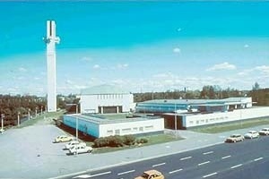 Igreja e Centro Paroquial, Seinäjoki, Finlândia, 1952/66. Vista exterior, ressaltando o conjunto central desenhado por Aalto [www.evl.fi/tkli/lapua/kirkkokuvat/seinajoki.jpg]