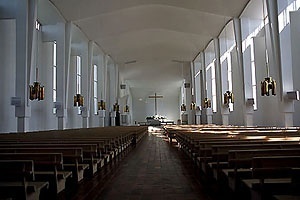 Igreja e Centro Paroquial, Seinäjoki, Finlândia, 1952/66. Vista do interior da nave [http://suakx.com/study/archimap/architecture/image/Seinajoki13.jpg]
