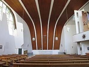 Heilig-Geist Kirche, Wolfsburg, Alemanha, 1959/62. Interior da nave, em direção ao altar [www.wolfsburg-citytour.de/aaltobauten/Heilig_Geist-Kirche/heilig_geist-kirche.html]