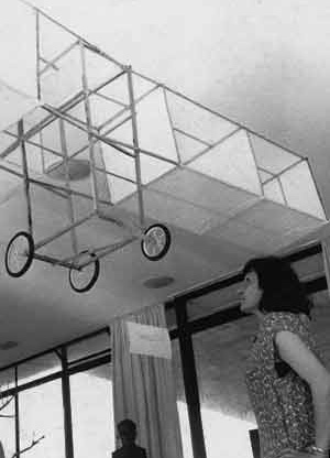 Exposición "Semana da asa",  Museo de Arte Moderna de Bahía – MAMB, Salvador, 1960 [OLIVEIRA, Olivia. Lina Bo Bardi. Sutis substâncias da arquitetura. Romano Guerra/GG, 2006]