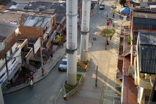 Rua reurbanizada sob o teleférico<br />Foto Noemi Zein Teles 