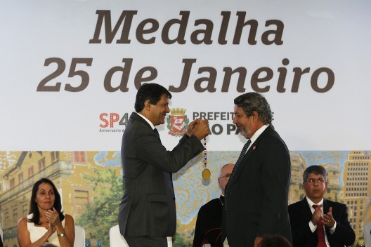 Representando o Instituto Bardi, Renato Anelli recebe de Fernando Haddad  a medalha outorgada a Lina Bo Bardi<br />Foto César Ogata / SECOM 