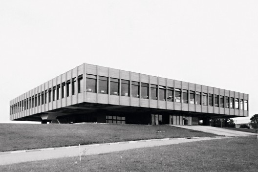 Refeitório da Academia da Polícia Militar, Curitiba, 1968. Arquitetos Luiz Forte Netto, José Maria Gandolfi e Vicente Castro<br />Foto divulgação 