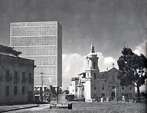 Caixa d’água e Igreja da Sé em Olinda, The Architectural Review, mar 1944. Imagens publicadas em revistas internacionais de arquitetura destacam convivência entre o antigo e o novo no Brasil<br />Foto Kidder Smith 