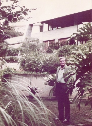 Broos no jardim de sua casa-escritório no Morumbi, desenhado por Burle Marx [Arquivo Hans Broos]