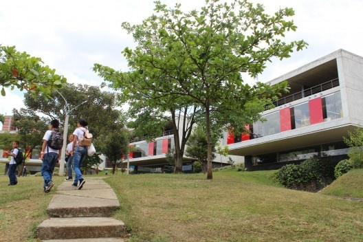 Parque Biblioteca León de Greiff, arquiteto Giancarlo Mazzanti<br />Foto Roberto Ghione 