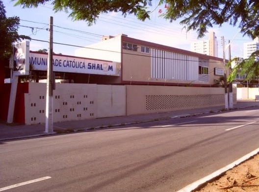 Projeto de Moacyr Gomes. Residência de José Bezerra de Araujo,1957. Uso de Brise soleil, rampa no lugar de escada para acesso ao primeiro andar. Hoje, sede do Shalon. Av. Hermes da Fonseca, 533, Petrópolis<br />Foto Gustavo Sobral, 2010 