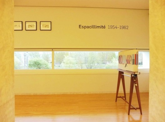 Museu de Arte Contemporânea Nadir Afonso, sala de exposições temporárias com abertura voltada para o Tâmega, Chaves, Portugal, 2015. Arquiteto Álvaro Siza<br />Foto Adriano Tomitão Canas 