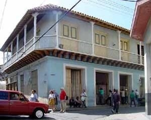 Foto 3: Vivienda etapa colonial con fachada de balconaje