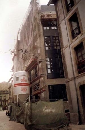 Fotografia da reconstrução, posterior a demolição clandestina, Oviedo<br />Foto da autora, 2000 