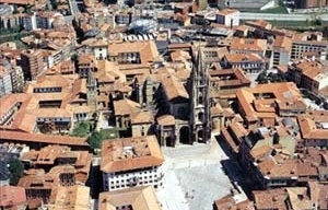 Vista da Praça da Catedral a pós a revitalização, Oviedo [Informe publicitário, Ayuntamiento de Oviedo, 1999]