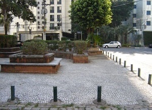 Espaços livres na confluência da avenida Ibijaú com a rua Gaivota sinalizam a passagem do córrego<br />Foto Vladimir Bartalini 