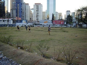 Confluência das ruas Quatá e Olimpíadas, em 2006<br />Foto Vladimir Bartalini 