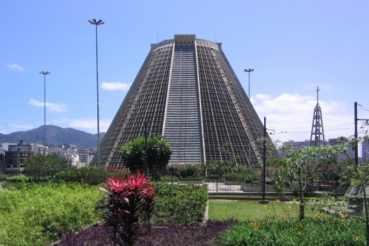 Catedral Metropolitana do Rio de Janeiro<br />Foto Phil Whitehouse  [Wikimedia Commons]