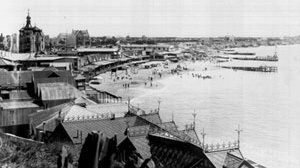 Imagem 11. Setor La Perla tirado do centro para o norte, por volta de 1930, onde se pode apreciar o desenvolvimento do bairro desde o gérmen costeiro [Arquivo e Museu Histórico Municipal Roberto T. Barili]