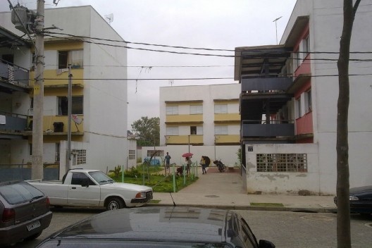 Edifícios Habitacionais do Residencial Alexandre Mackenzie (casas sobrepostas): ausência de muros e grades separando espaços coletivos do conjunto habitacional do entorno<br />Foto Victoriano Pedrassa Neto 