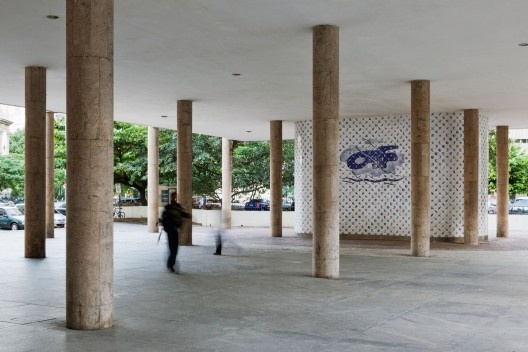 Ministério da Educação e Saúde, posteriormente Ministério da Educação e Cultura e atual Palácio Capanema, Rio de Janeiro RJ Brasil, 1936-1945. Arquitetos Lúcio Costa, Oscar Niemeyer, Affonso Eduardo Reidy, Jorge Moreira, Carlos Leão e Ernani Vasconcellos<br />Foto/Photo Nelson Kon 