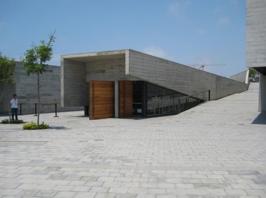 Dos Museus-Casa aos Museus Contemporâneos, arquitetura em uso sob a ótica da Crit e da APO: Museu Contemporâneo, semi-enterrado, junto às ruínas pré-incas de Pachacámac em Lima, Peru<br />Foto Sheila Walbe Ornstein 