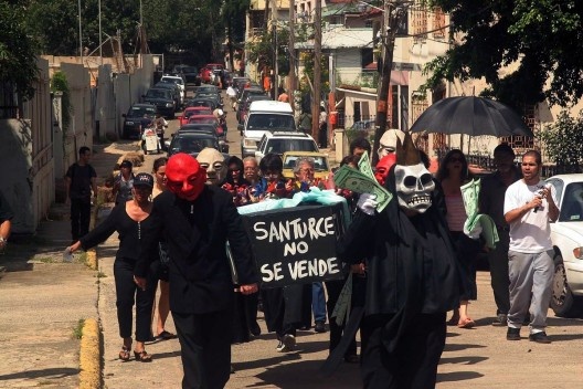 Apropiación  del espacio público para el encuentro ceativo para confrontar el poder, la construcción de identidades, comunicarse y conectarse con los demás<br />Foto Santurce no se Vende 