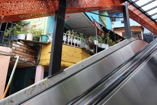 Escadas rolantes, intervenção urbana e arte social na Comunidad 13, San Javier<br />Foto Roberto Ghione 