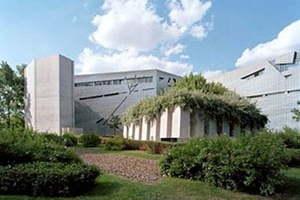 Vista das esculturas externas do museu [http://www.bitterbredt.de/]