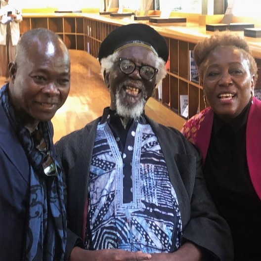 Demas Nwoko com A. Ugbodaga e o arquiteto Diébédo Francis Kéré, prêmio Pritzker 2022<br />Foto Francesco Del Brenna 