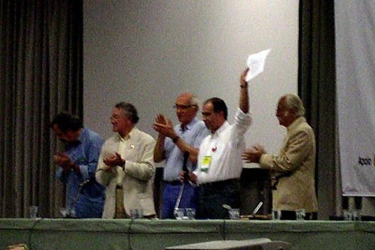 Arquitetos Jayme Zettel, Miguel Pereira, João Filgueras Lima, Haroldo Pinheiro e Severiano Porto aplaudem de pé o Documento "Declaração do Rio" na solenidade de encerramento do XVII CBA, no Rio Centro<br />Foto Carlos Fayet 