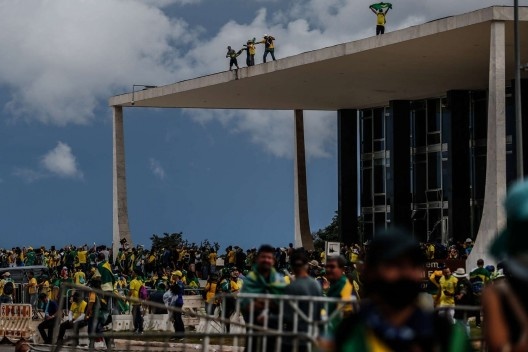 Manifestantes na cobertura do Supremo Tribunal Federal durante os ataques de 8 de janeiro de 2023<br />Foto Gabriela Biló  [Folhapress]
