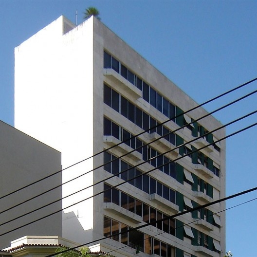 Edifício com avanço do plano da fachada (balanço do prédio), anterior à lei de estímulo à construção de varandas, Rio de Janeiro, início da década de 1970<br />Foto Andréa Redondo 