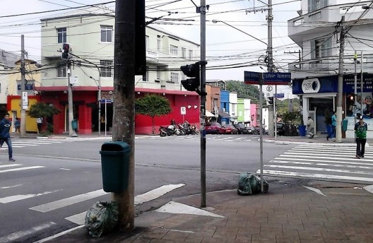 Esquina da praça Silvio Romero, ainda lembra uma cidade do interior, Tatuapé, São Paulo, 2017<br />Foto Mauro Ferreira 