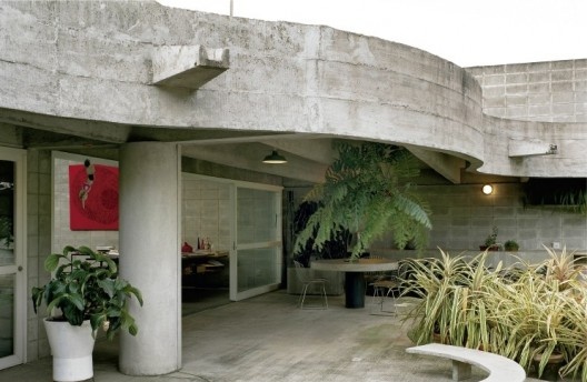 Residência Tomie Ohtake, São Paulo, 1966. Arquiteto Ruy Ohtake<br />Foto Nelson Kon  [GUERRA, Abilio; ROMANO, Silvana. <i>Ruy Ohtake, arquiteto</i>. São Paulo, Romano Guerra/In]