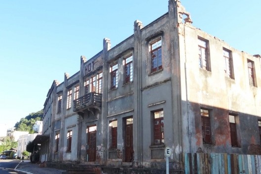 Hotel em ruínas próximo à estação ferroviária de Marcelino Ramos<br />Foto Matheus Rigon 