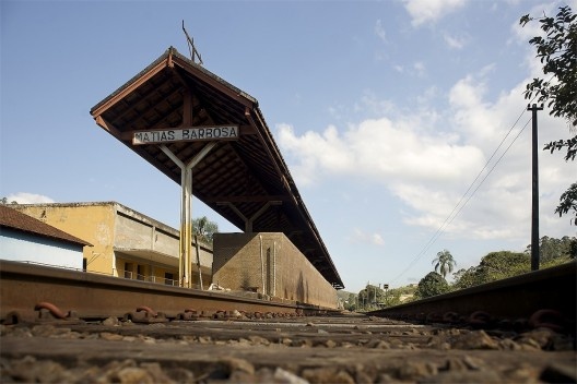 Ponto de parada na Estação Ferroviária de Matias Barbosa, hoje desativada para o transporte de passageiros, com intervenção inadequada pela empresa M.R.S. que detém o uso da linha<br />Foto Fábio Lima 