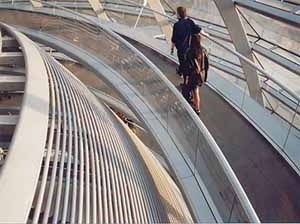 Berlin 1999, as pessoas caminham, movimentam e compõem a "cúpula" de um edifício que a 100 anos atrás era concebida e apropriado de uma forma menos palpável sob uma ótica cartesiana e perspectívica. Abertura do novo Reichtag, Berlin 1999<br />Foto Marcelo Maia 